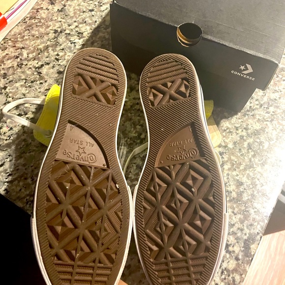 Yellow platform size 6 converse - Picture 3 of 3